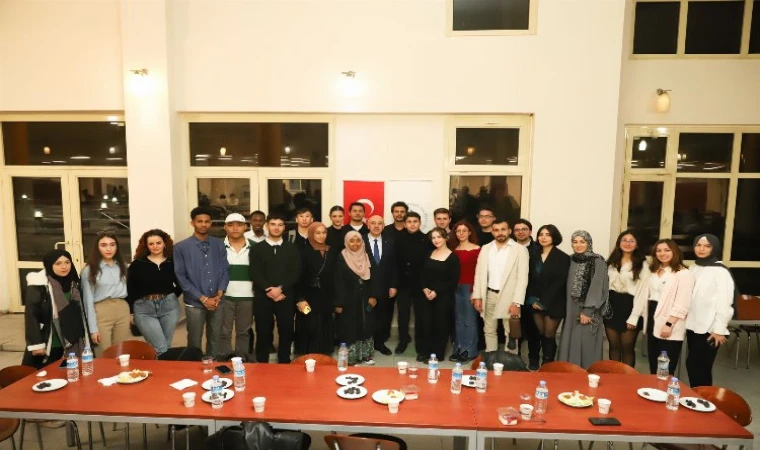 DEÜ Rektör Vekili Ak, öğrencilerle iftar yaptı