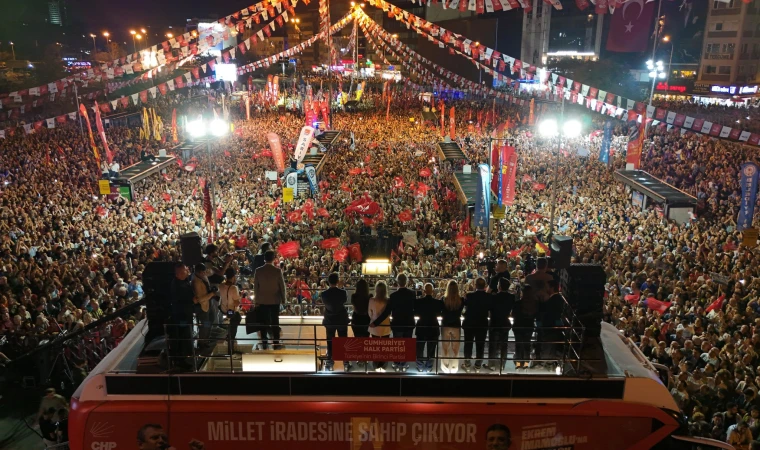 CHP'den Kadıköy'de Gövde Gösterisi