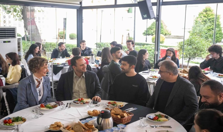 Eşki, Bornova'da ÇYDD bursiyerleriyle buluştu: "Kapım her zaman açık"