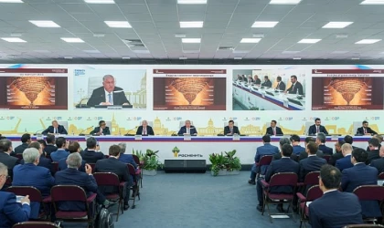 Rosneft CEO’su küresel ihtiyaçları karşılamak için dengeli bir enerji geçişini destekliyor