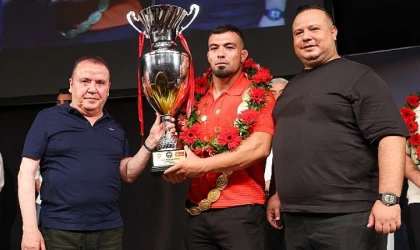 Kırkpınar Başpehlivanı Yusuf Can Zeybek’e coşkulu karşılama