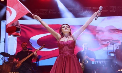 Melek Mosso, Kütahya’da 70.000 kişiyi Cumhuriyet Meydanı’nda buluşturdu!