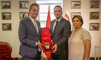 Hüsnü Bozkurt’tan Başkan Eşki’ye ziyaret: “Gençlerle umut büyüyor”