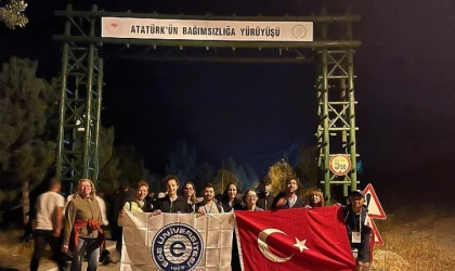 Ege Üniversitesi öğrencileri Kocatepe Zafer Yürüyüşü'ne katıldı