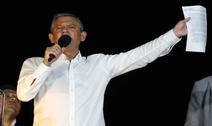 Özgür Özel'den sahte diploma tepkisi: 'AKP'nin pislik paçasından akmaktadır'