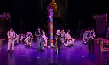 “Eşeğin Gölgesi” Bakırköy’de Görkemli Gala İle Sahnelendi