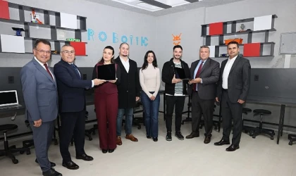 Okul-Sanayi İş Birliğiyle Okullara Bilgisayar Bağışı Yapılıyor