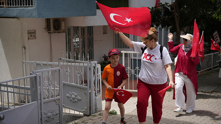 19 Mayıs coşkusu Buca'da sokaklara taştı