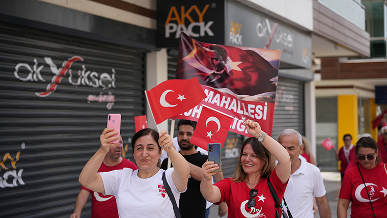 19 Mayıs coşkusu Buca'da sokaklara taştı