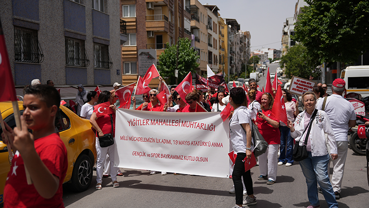 19 Mayıs coşkusu Buca'da sokaklara taştı