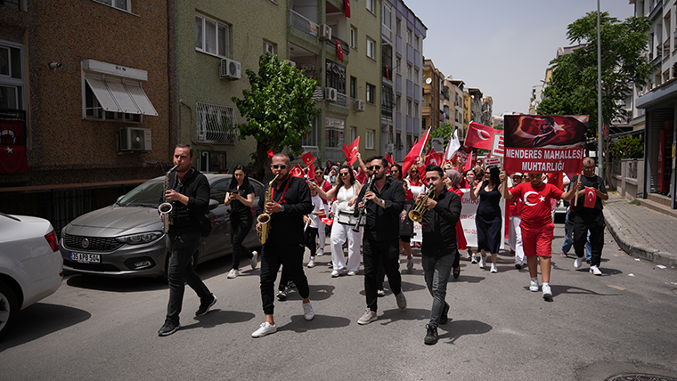 19 Mayıs coşkusu Buca'da sokaklara taştı