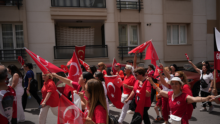 19 Mayıs coşkusu Buca'da sokaklara taştı