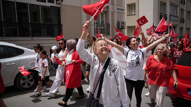 19 Mayıs coşkusu Buca'da sokaklara taştı