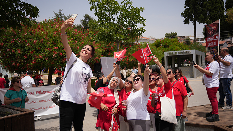 19 Mayıs coşkusu Buca'da sokaklara taştı