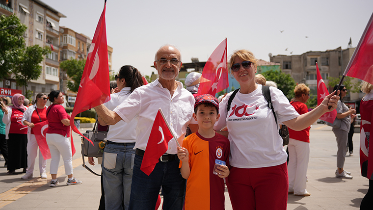 19 Mayıs coşkusu Buca'da sokaklara taştı