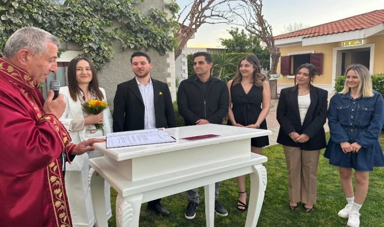 İzmir Güzelbahçe’de çiçeği burnunda Başkan’dan ilk nikah