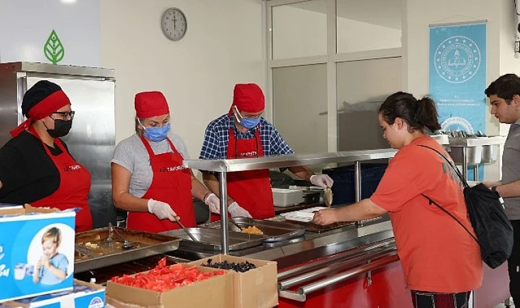 Çankaya Belediyesi’nin Ankara’da öğrenim gören üniversite öğrencilerine yönelik hizmetlerinden ücretsiz akşam yemeği uygulaması başladı