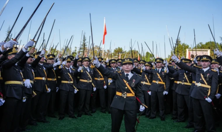 15 gün önce Özel Kuvvetler'in de aynı yemini ettiğini Zeki Üçok ortaya çıkarttı. Teğmenler ordudan atılıyor