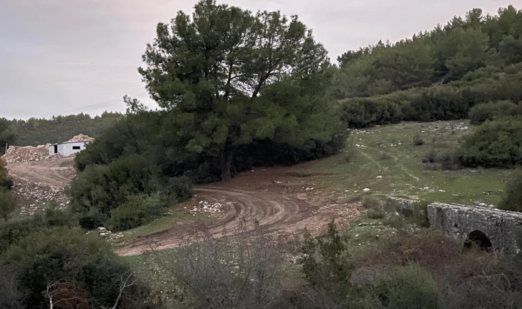 Buca’da Tarihi Su Kemerine Cepheli Parselde Yapılaşma