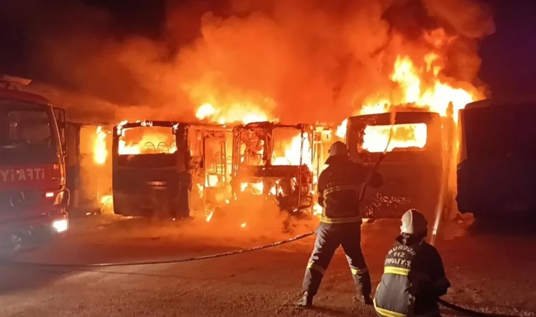 Burdur'da yangın: 5 halk otobüsü hurdaya döndü