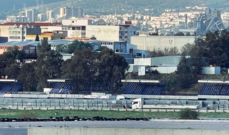 İzmir Yarış Pisti Beton Parke Deposu Oldu