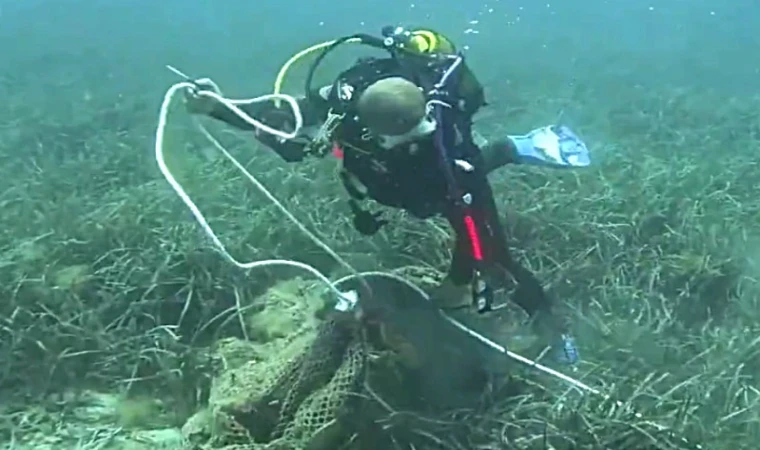 İzmir'de deniz dibinden 1,5 ton ağ çıkarıldı!
