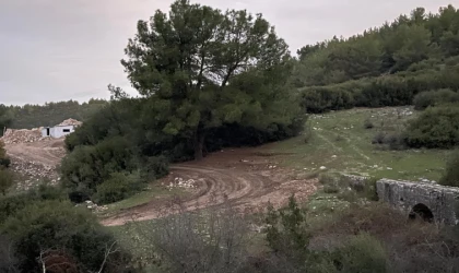 Buca’da Tarihi Su Kemerine Cepheli Parselde Yapılaşma