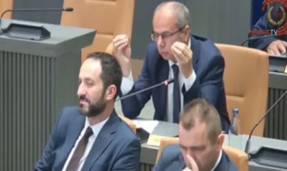 Kuzey Kıbrıs Meclisi'nde tehdit edilen gazeteci tartışması