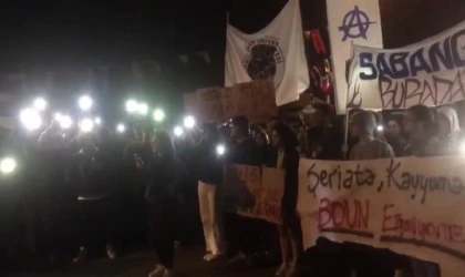 Üniversiteliler gözaltına alınan arkadaşları için Vatan Emniyet önünde