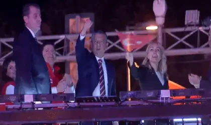 On binler Bağdat Caddesi'nden Kadıköy'e 'Cumhuriyet' için yürüdü